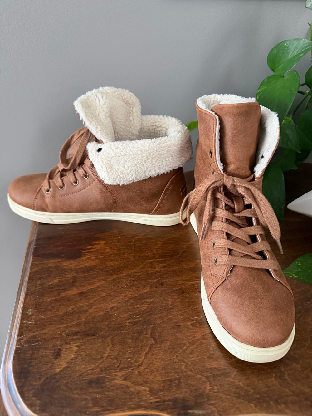 Indigo Lace-Up Sherpa-Lined Brown High-Top Boots. Size 7.5